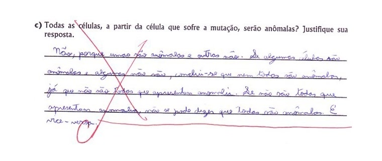 Resposta manuscrita anonimizada de uma prova de Biologia